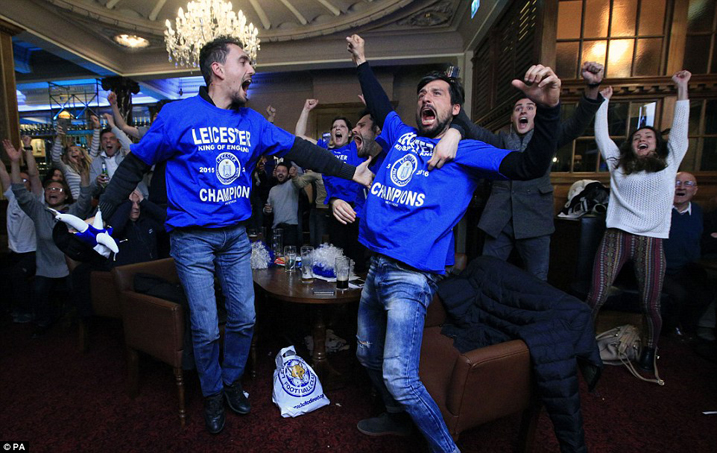 Abafana ba Leicester bishimira igikombe