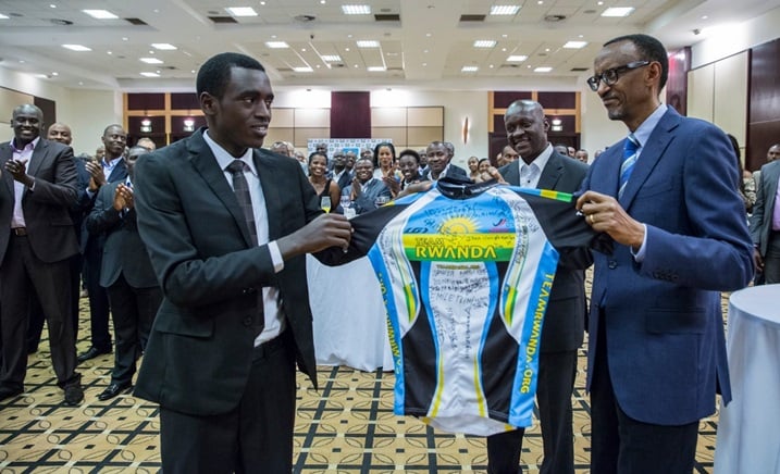 Valens Ndayisenga ashyikiriza Perezida Kagame umupira w'umuhondo yegukanye muri Tour du Rwanda.