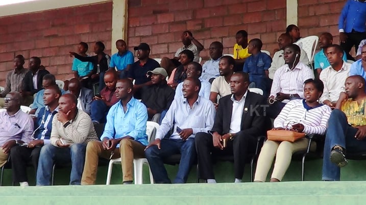Meya Uwamaliya (uhereye iburyo) ntagisiba ku kibuga gushyigikira ikipe ye iri mu myanya mibi