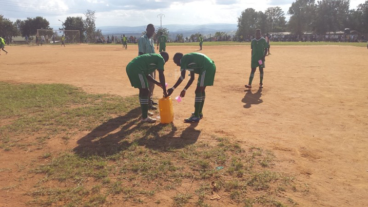 Abakinnyi ba Nyagatare FC banywaga amazi bavomye kuri robine.