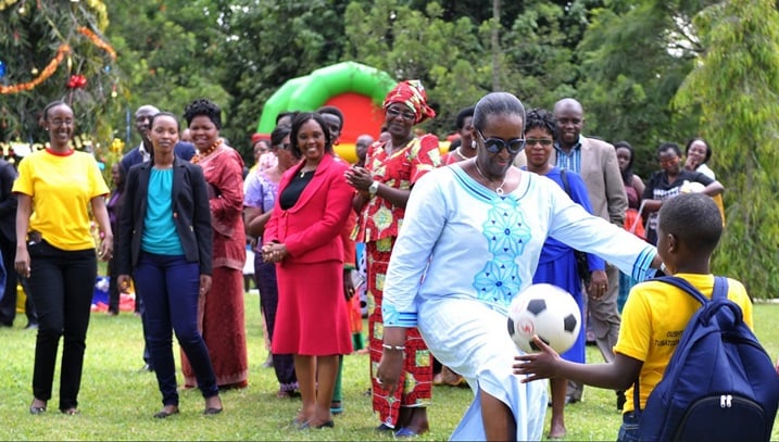 Jeanette Kagame yafashe umwanya wo kwishimana n'abana mu ngeri zose. Aha yakinaga umupira n'umwana ushaka kuzaba ikirangirire mu mupira w'amaguru.