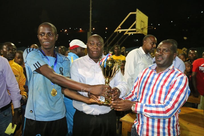 Police Handball Club ishyikirizwa igikombe na Bugingo Emmanuel, Umuyobozi wa Siporo muri Minispoc