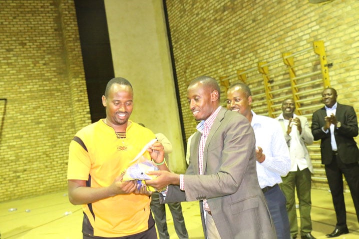 Abahoze biga muri Petit Seminaire Karubanda bahawe Sheki y'amafaranga ibihumbi 150Frws