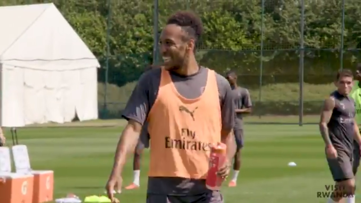 Pierre Aubameyang, rutahizamu wa Arsenal akibona intore z'u Rwanda 