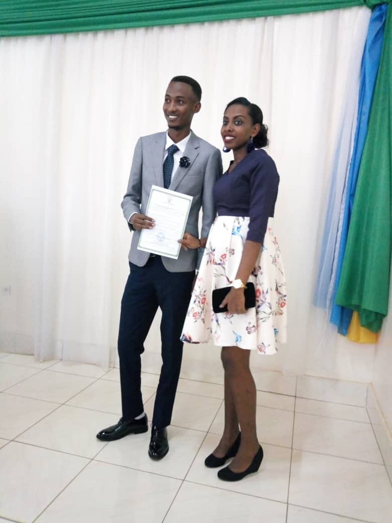 Bamwe mu babonye amafoto babanje kugira ngo ni ugukina filime