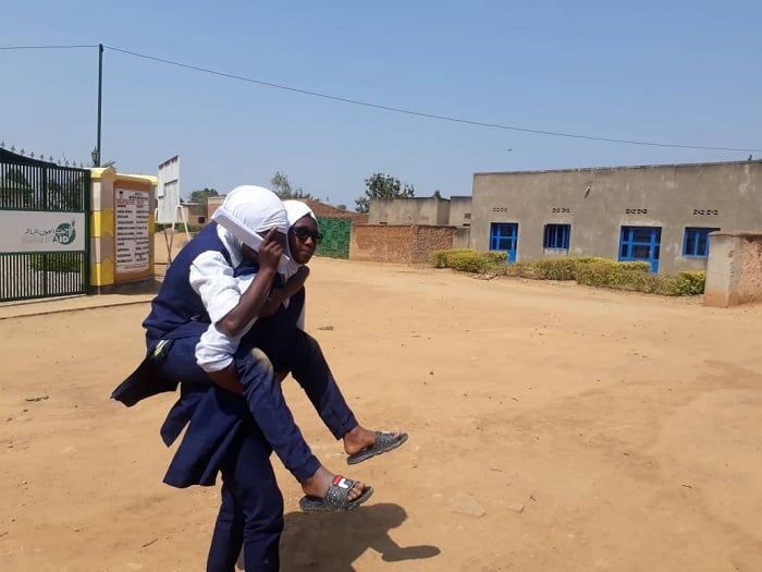 Abatarwaye bafasha bagenzi babo bakabageza mu ishuri kugira ngo bakurikire amasomo