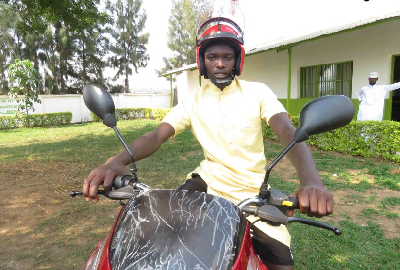Kamanzi na we yashyikirijwe moto yatomboye