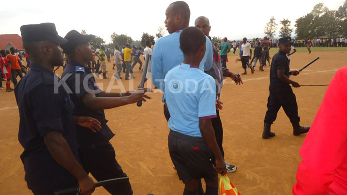 Abasifuzi baje kugobokwa na Polisi y'u Rwanda,yabaherekeje kuva ku kibuga
