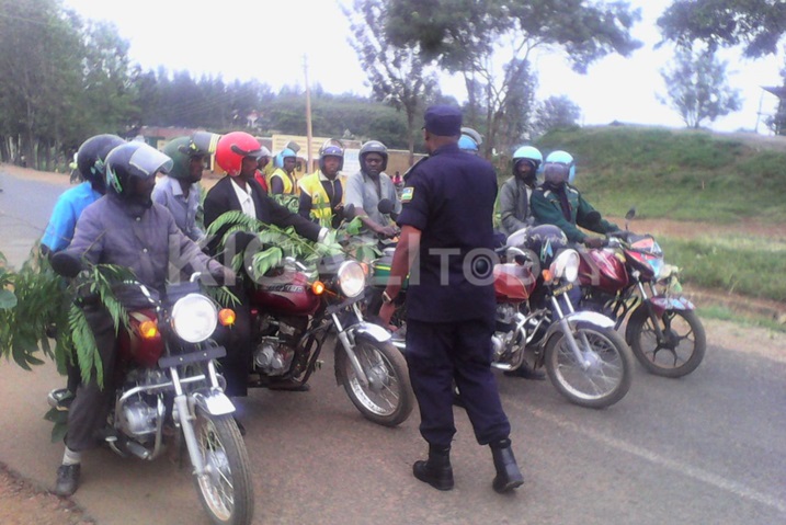 Umupolisi ari kubashyira ku murongo mbere yo gutangira imyiyereko.