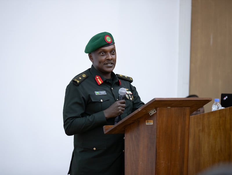 Umuvugizi w'Igisirikare cy'u Rwanda, Brig Gen Ronald Rwivanga ni we wahaye ikiganiro aba banyeshuli