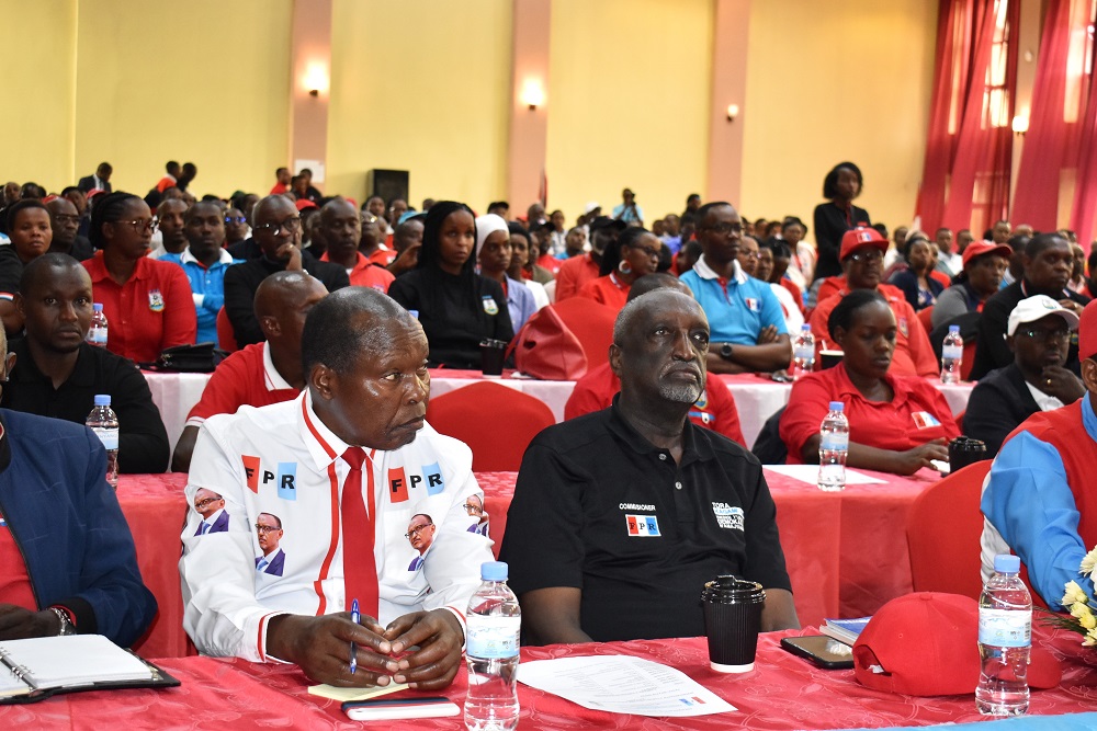 Boniface Rucagu na Tito Rutaremara bari mu bitabiriye Inteko Rusange y'Umuryango FPR Inkotanyi muri Kicukiro