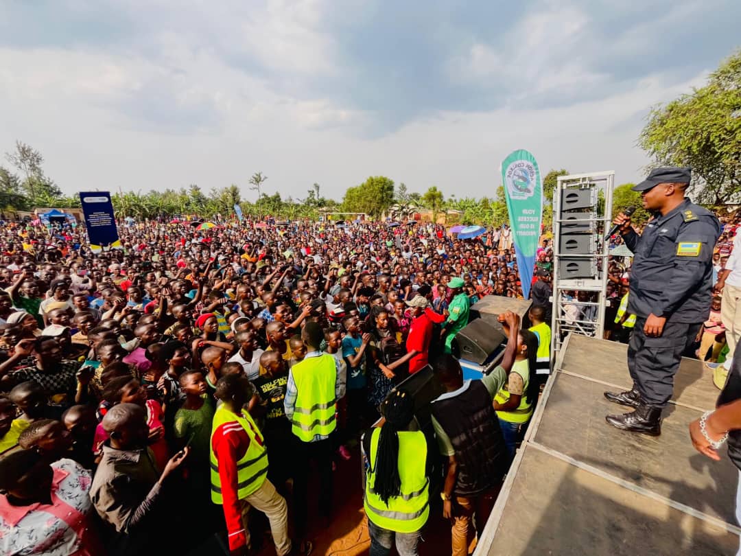 Hatangirwa ubutumwa butandukanye