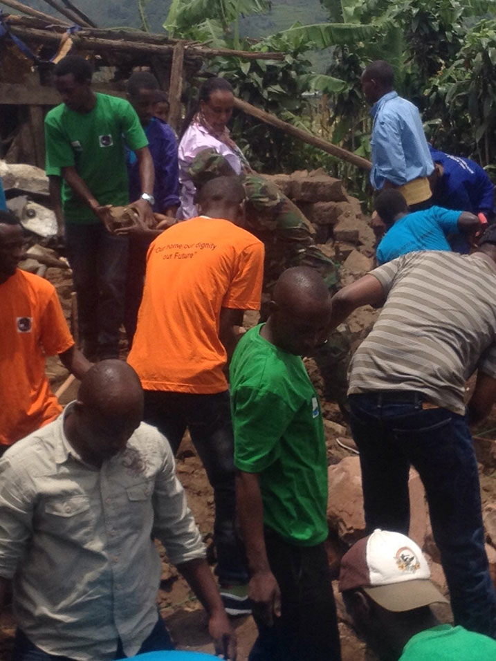 Abagize AERG na GAERG n'abandi bafatanyije begeranya ibikoresho ngo batangire kubakira uwarokotse Jenoside.