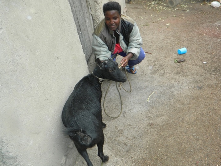 2014 buri munyamuryango yaguriwe ihene.