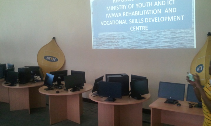Bagenerwa ibikoresho bitandukanye by'ikoranabuhanga bibafasha kwihugura.