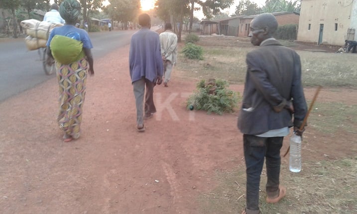 Gusa abasigaye mu nkambi bavuga ko abasohoka gusabiriza ari ingeso mbi baba basanganywe.