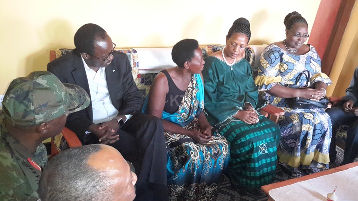 Abayobozi batandukanye baganiriye n'abatujwe muri aya mazu kugia ngo bumve ibibazo bafite.