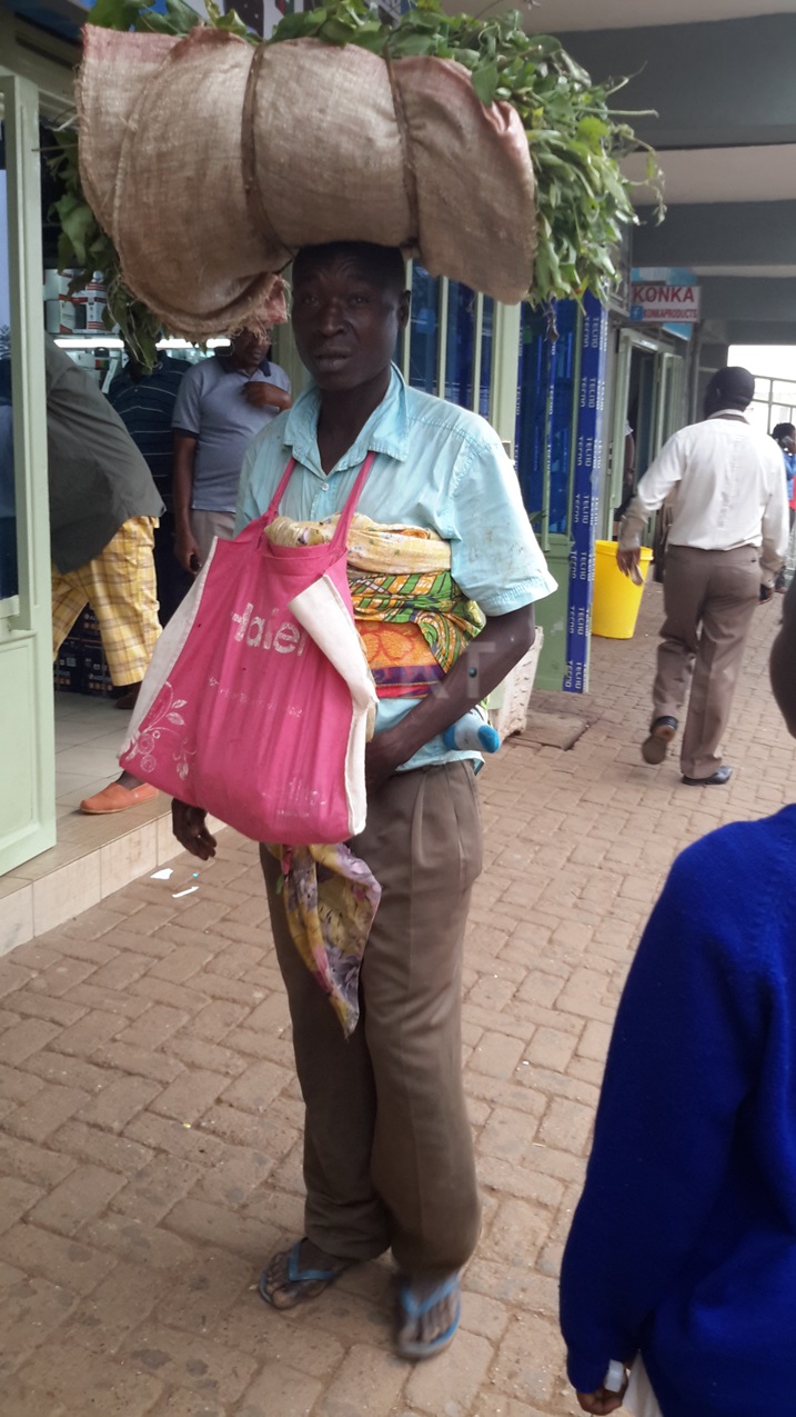 Ukozehasi yirirwa azenguruka umujyi ahetse umwana avuga ko umugore yamutanye.