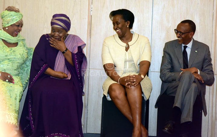 Iyi foto yafatiwe mu birori abagore bahagarariye abandi muri Afurika bahaga Perezida Kagame igikombe kimushimira kuba Indashyikirwa mu Kwimakaza uburinganire 