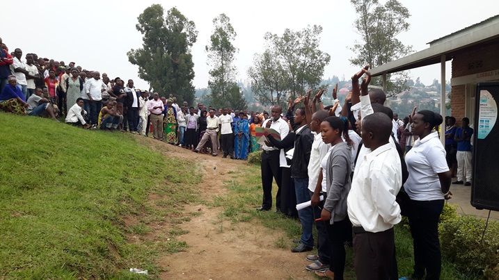 Ku isaha ya saa mbiri n'igice abaturage bagomba gutora muri Gisozi, akagari ka Musezero bari bamaze kuhagera.