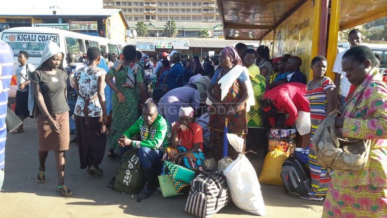 Abantu bari banshi bashaka kujya gusangira Noheli n'imiryango yabo bamwe babuze amatike 