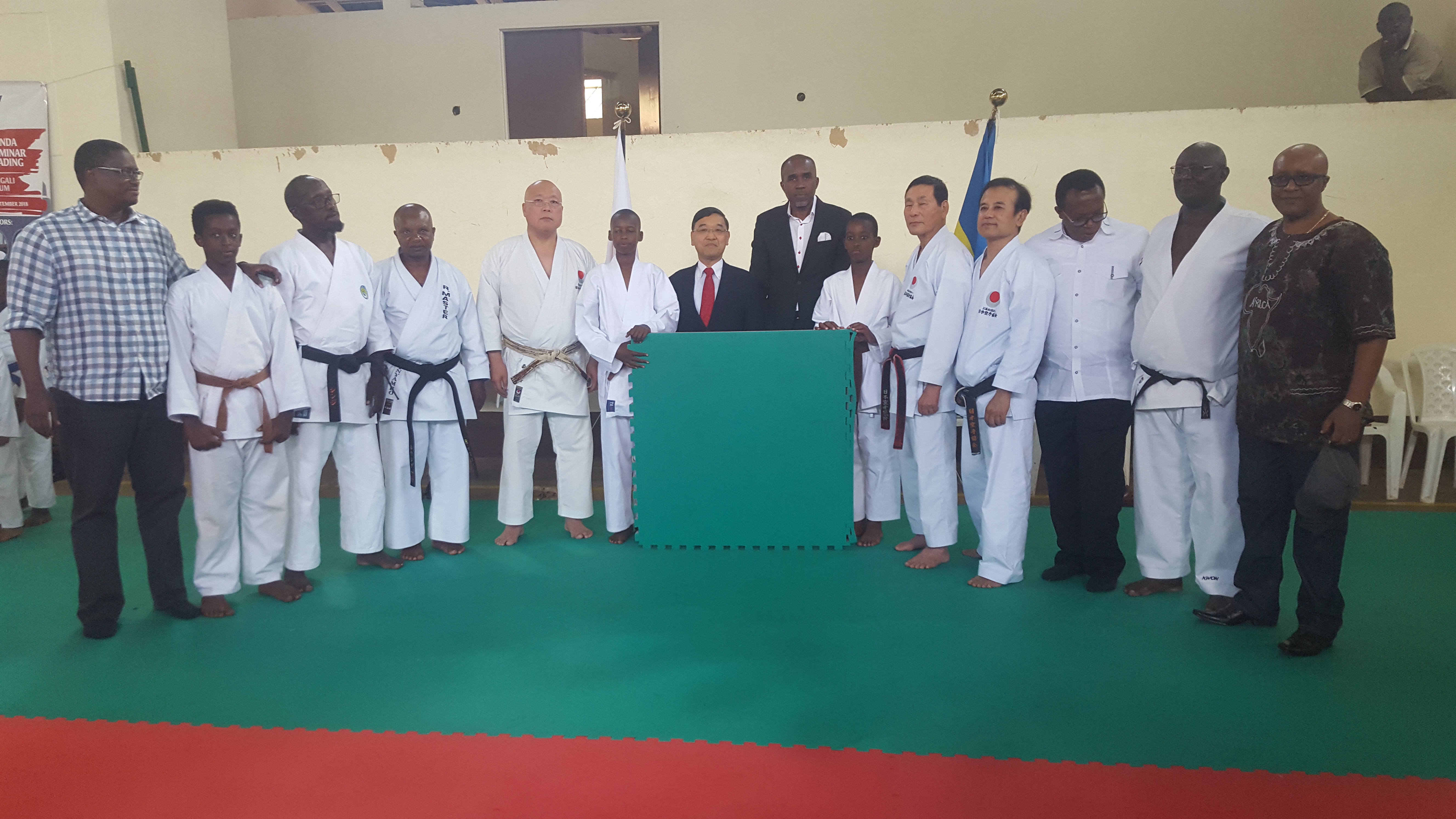 Ifoto y'Urwibutso yahuje Ambasaderi w'u Buyapani, FERWAKA N'abatoza baturutse mu ishyirahamwe rya Karate mu Buyapani