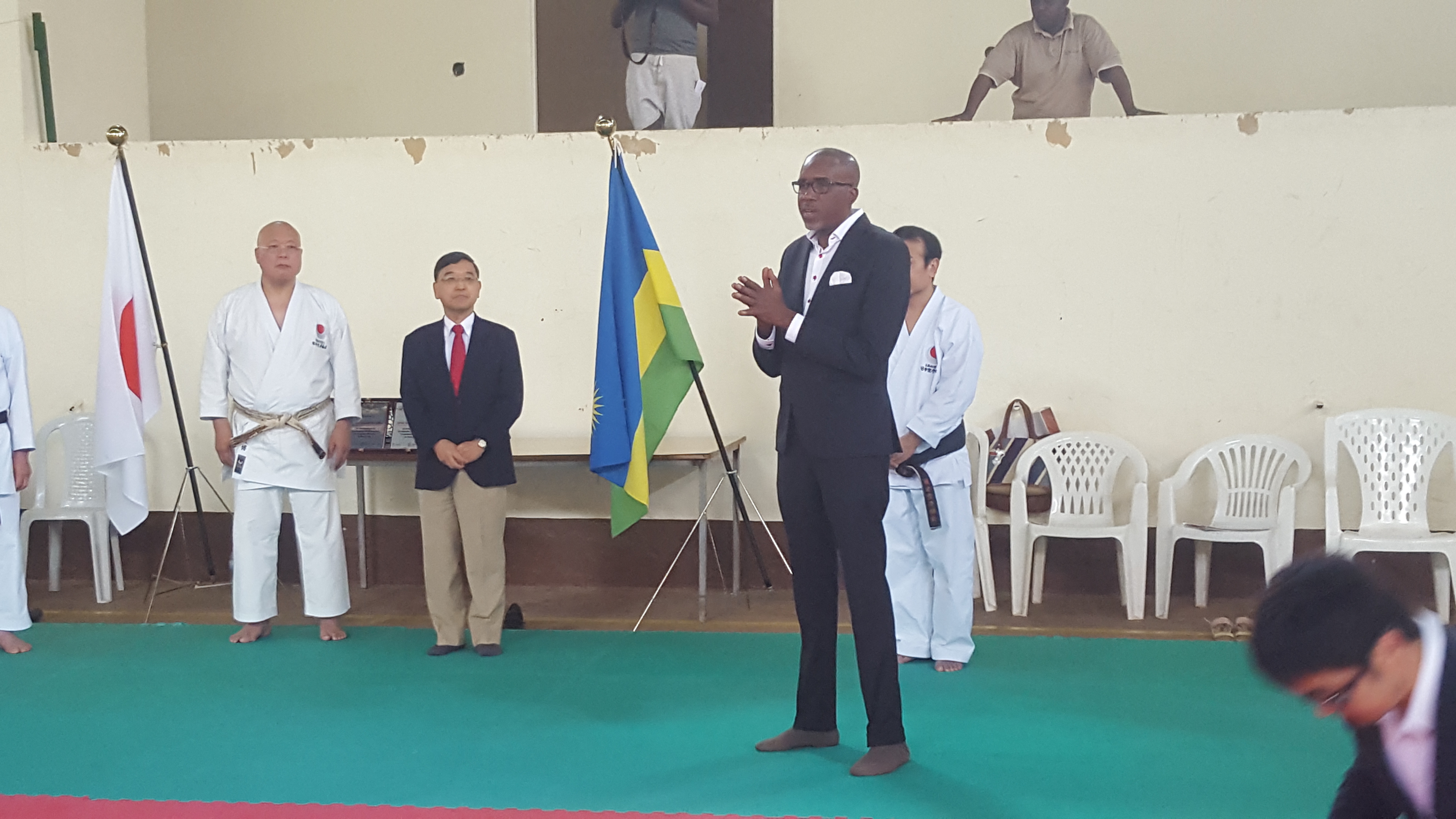 Perezida wa FERWAKA Uwayo Theogene ashimira ambasaderi Takayuki n'abo bakorana