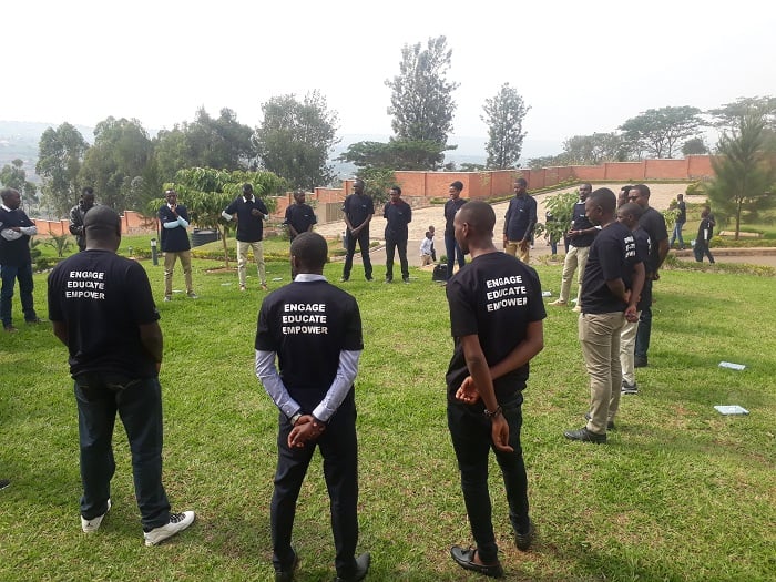 Abagabo n'abahungu bagize AERG bari mu mahugurwa ku buryo bagomba guhindura imyumvire n'imitekerereze, babifashijwemo na Imbuto Foundation