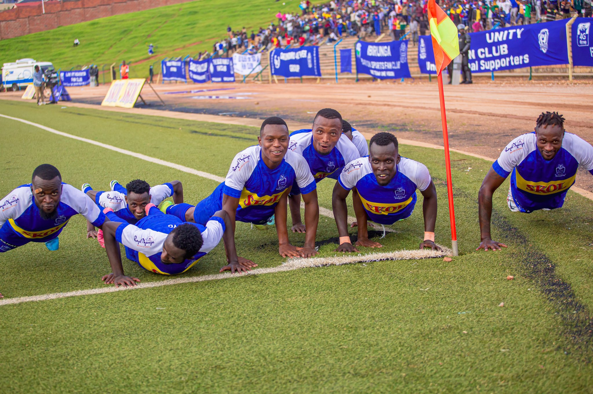Abakinnyi ba Rayon Sports bishimira igitego cya kane