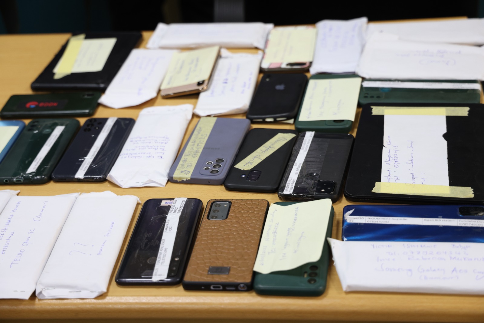 Bafatanywe telefone 35 zihita zisubizwa ba nyirazo