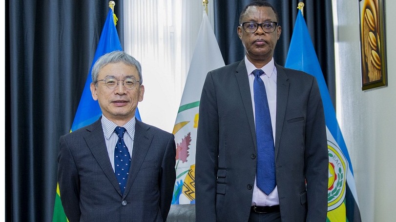 Amb. Isao Fukushima ubwo yakirwaga na Gen (Rtd) James Kabarebe