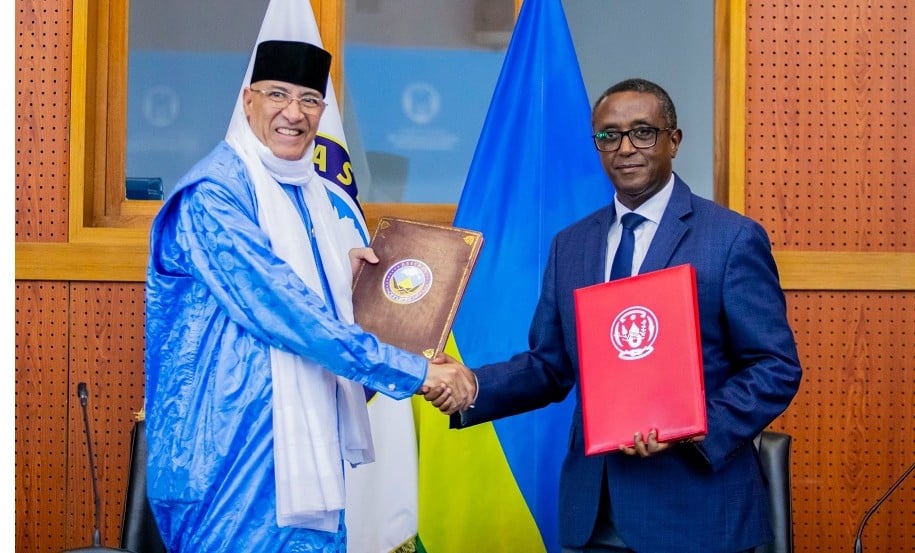 Minisitiri Biruta na Mohamed Moussa nyuma yo gusinya ayo masezerano