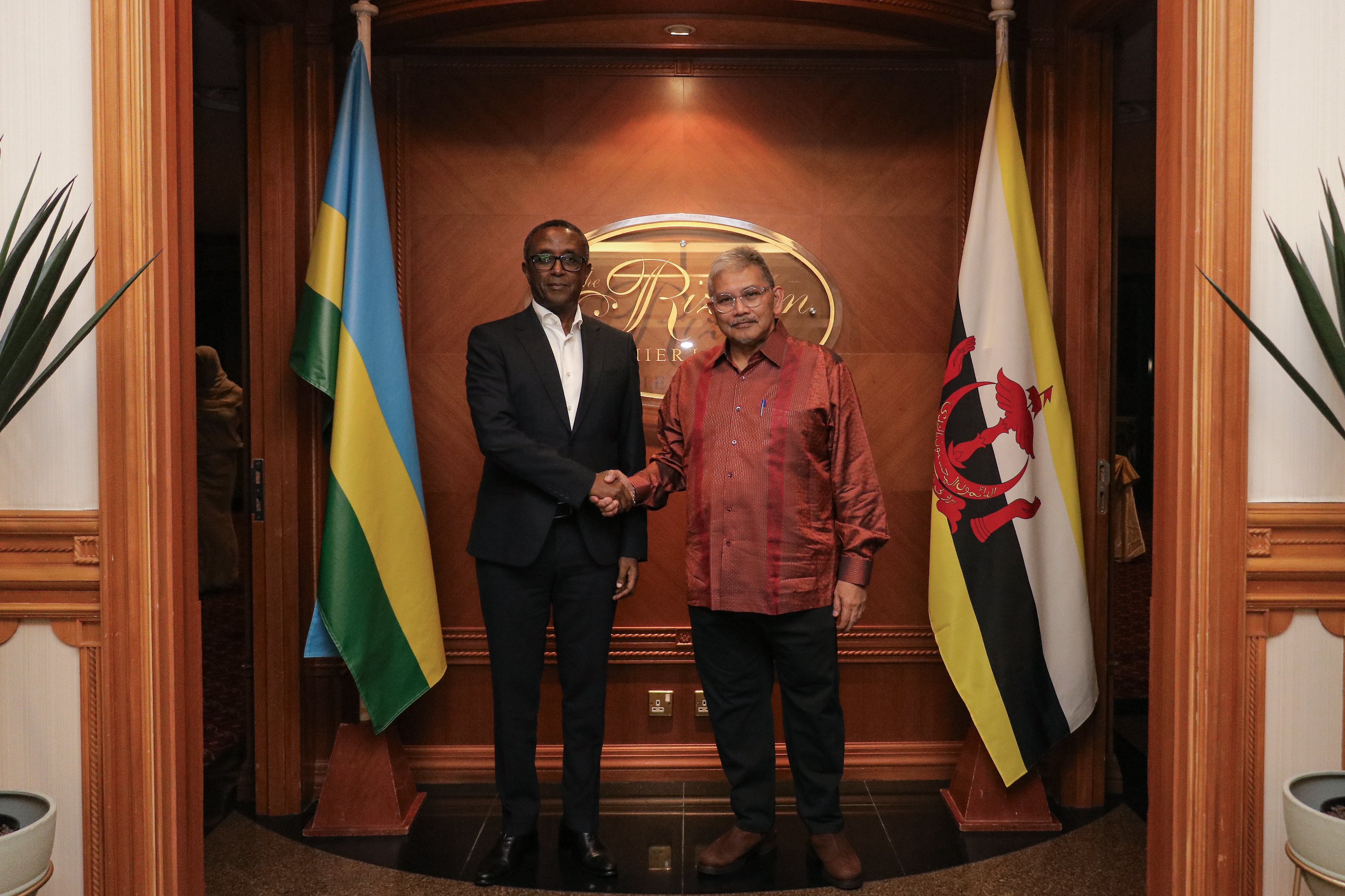 Minisitiri Dr Vincent Biruta kandi yagiranye ibiganiro na mugenzi we, Dato Erywan Pehin Yusof