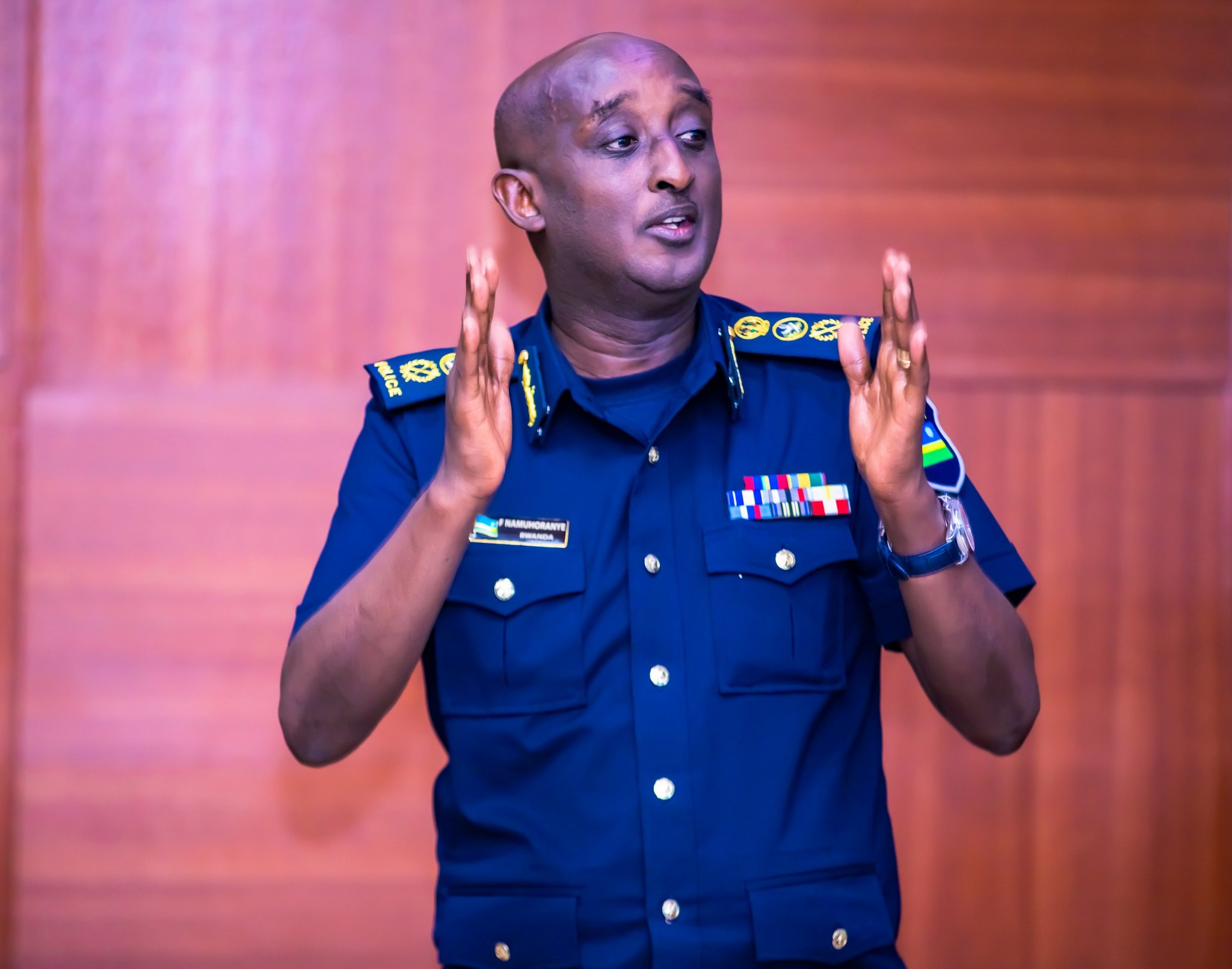 Umuyobozi Mukuru wa Polisi y'u Rwanda (IGP), CG Felix Namuhoranye aganiriza abakinnyi
