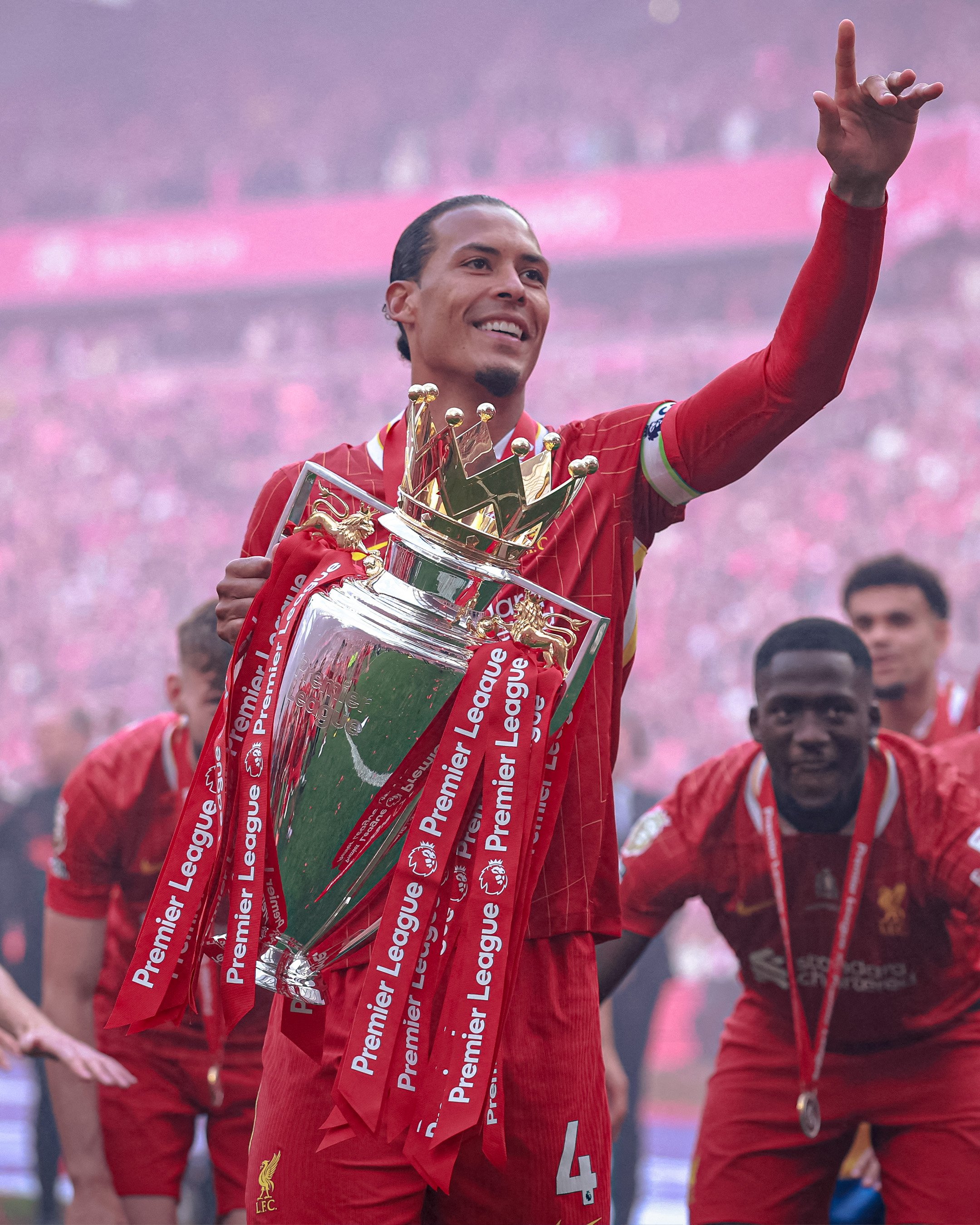 Kapiteni wa Liverpool Virgil Van Dijk uheruka kongera amasezerano azageza 2027