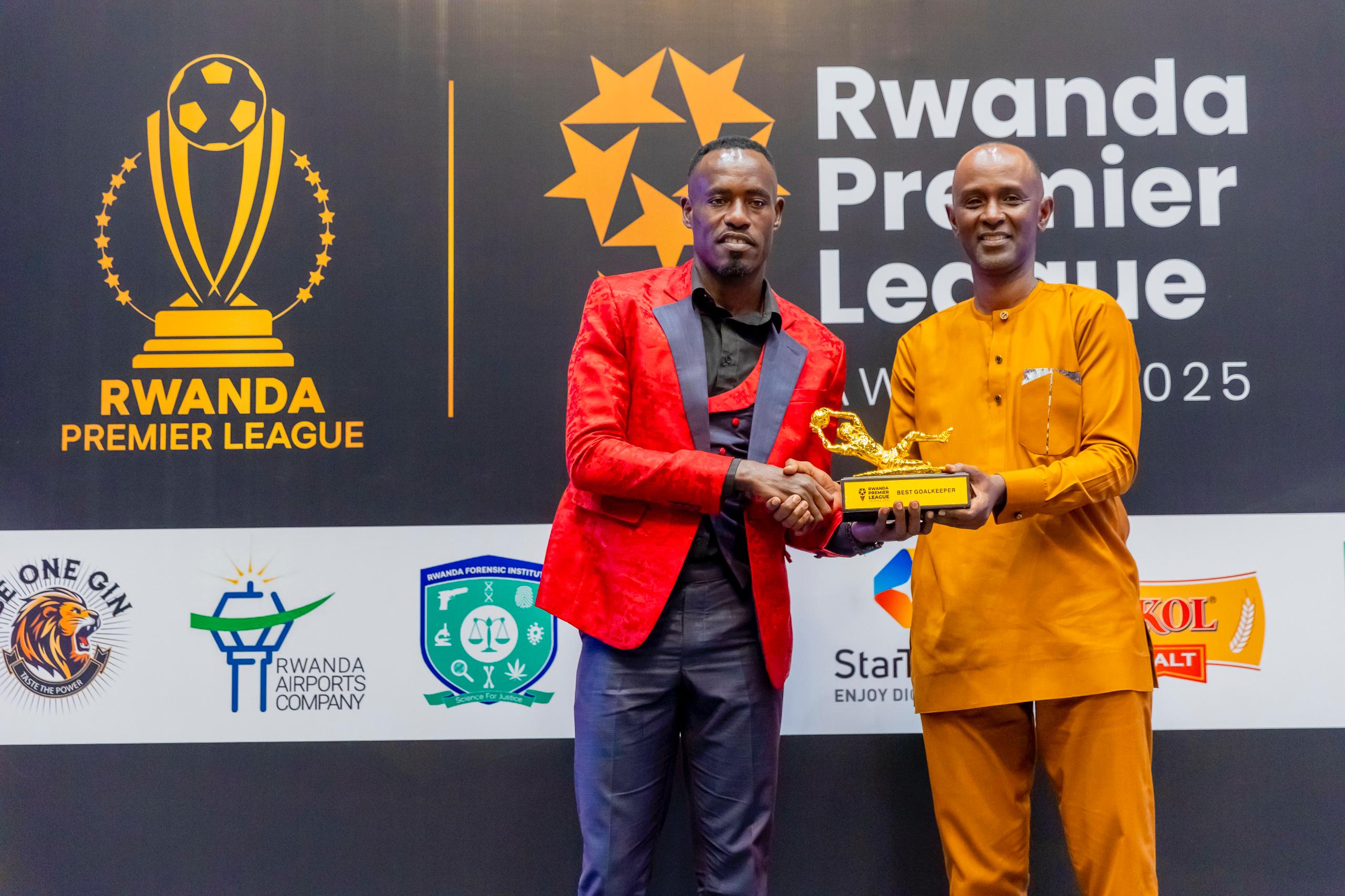 Umunyezamu Ssebwato Nicholas wa Mukura VS ashyikirizwa igihembo cy'uwahize abandi yahawe na Murangwa Eugene wakiniye Rayon Sports mu myaka yo hambere
