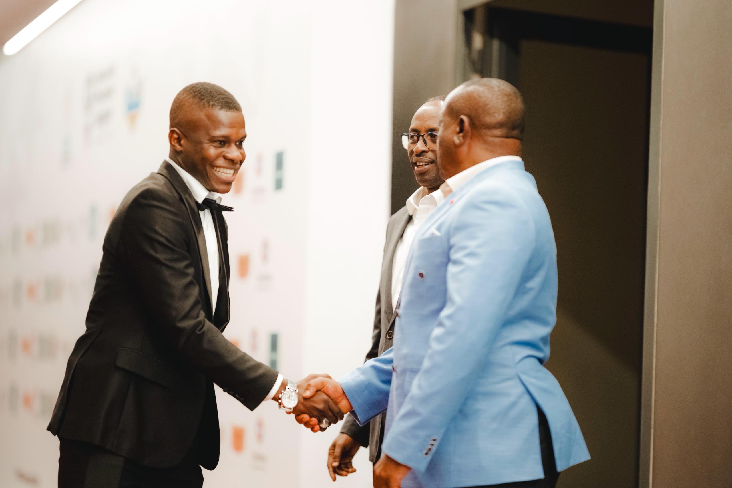 Perezida wa FERWAFA Munyantwali Alphonse n'umuyobozi wa Rwanda Premier League Mudaheranwa Yusuf basuhuza abakinnyi n'abari bahataniye ibihembo bitabiriye 