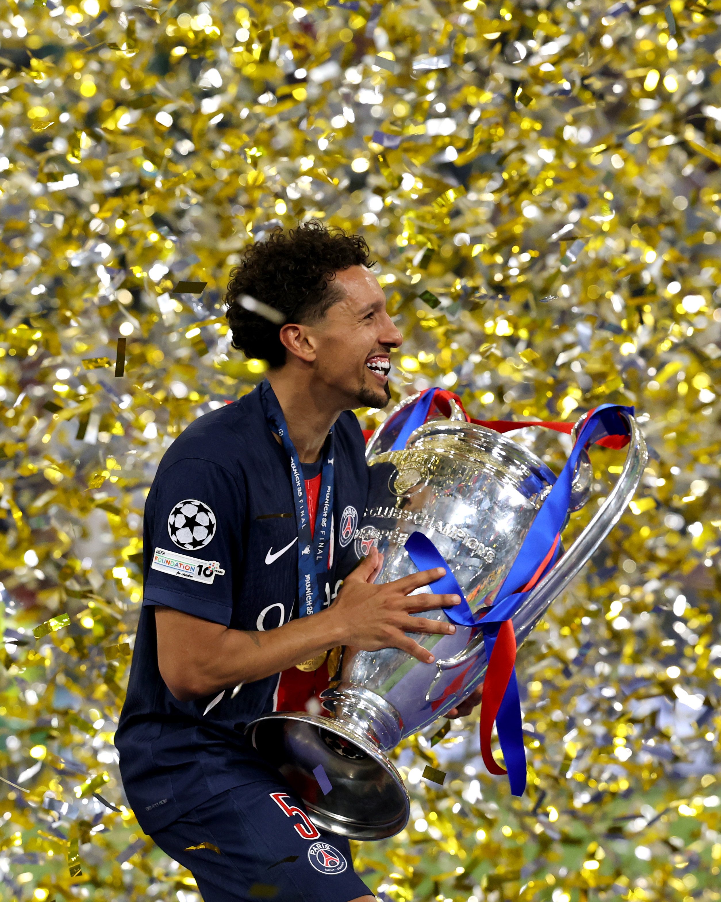 Kapiteni wa PSG Marquinhos ateruye igikombe 