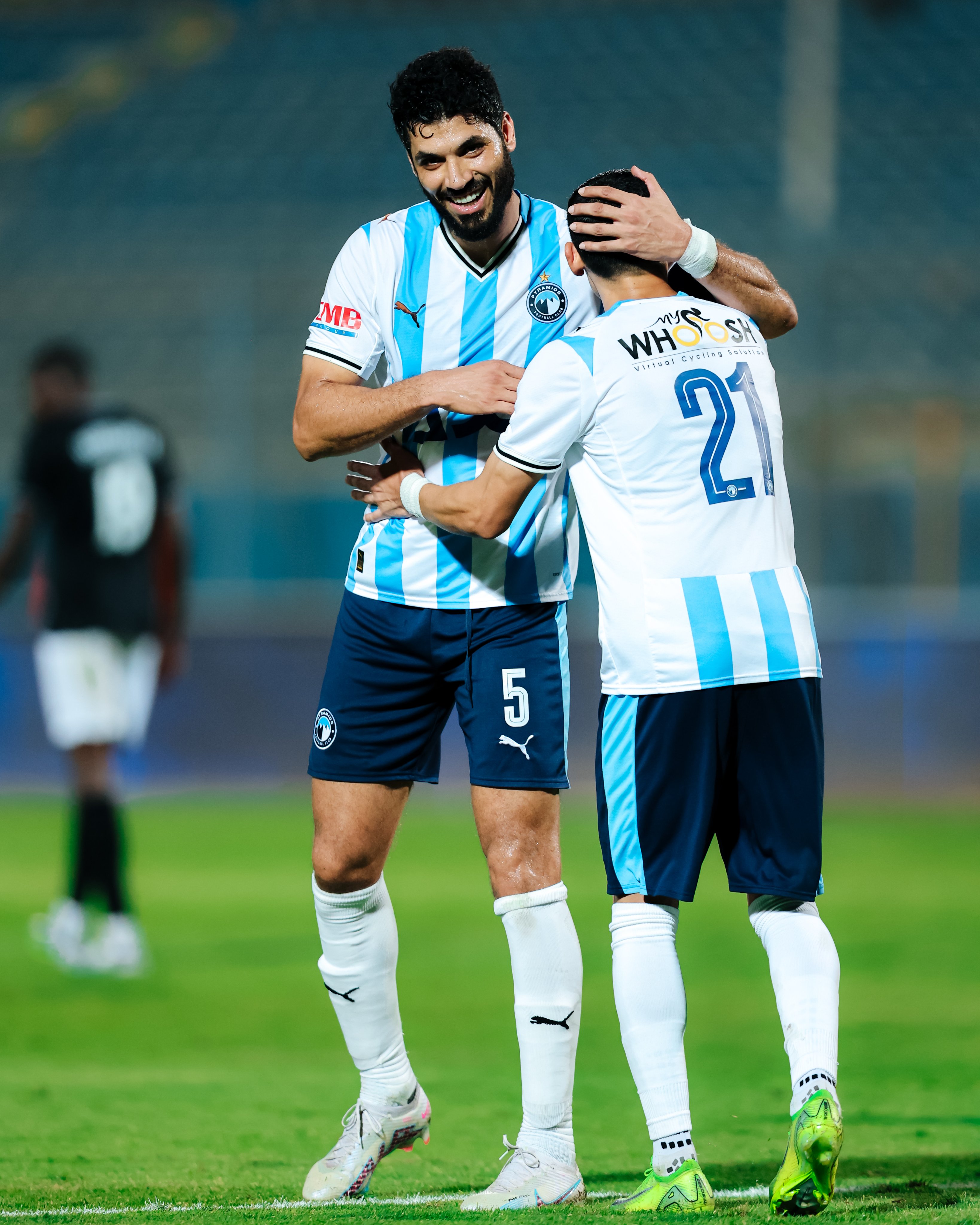 Mohamed Hamdy(21) watsinze igitego cya gatatu ashimirwa na mugenzi we Ali Gabr
