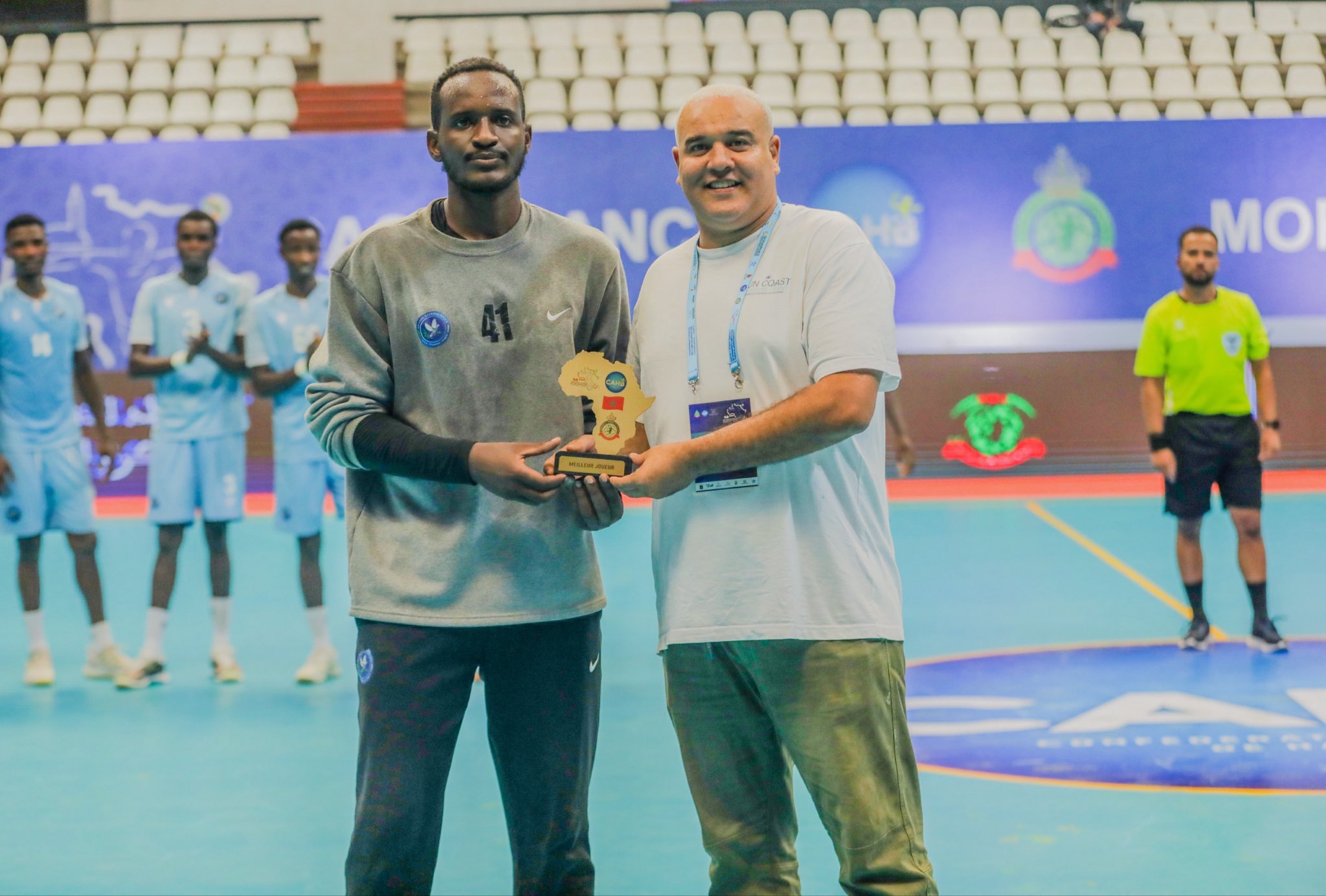 Umunyezamu Kwisanga Peter ahabwa igihembo cy'umukinnyi mwiza w'umukino 