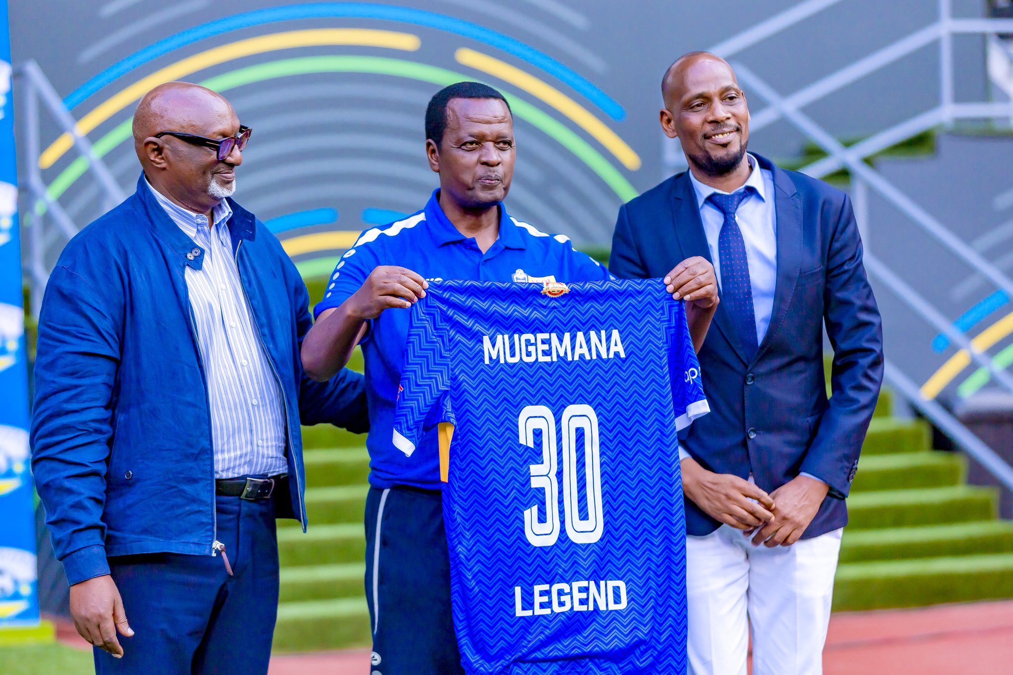 Dr. Mugemana Charles ubwo yashimirwaga imyaka 30 yari amaze avura Rayon Sports 