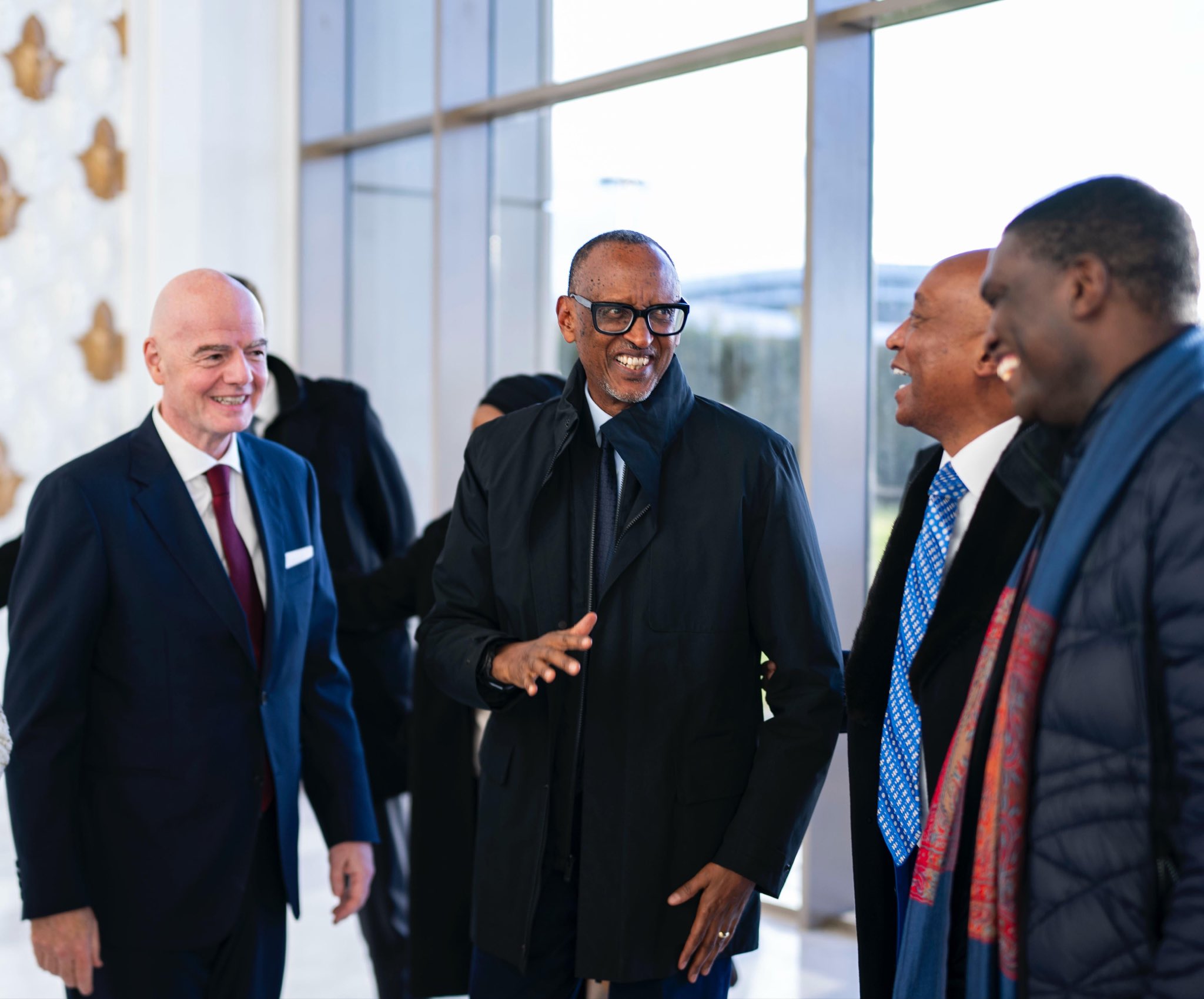 Perezida Paul Kagame aganira n'abarimo Perezida wa FIFA Giani Infantino na Perezida wa CAF Patrice Motsepe
