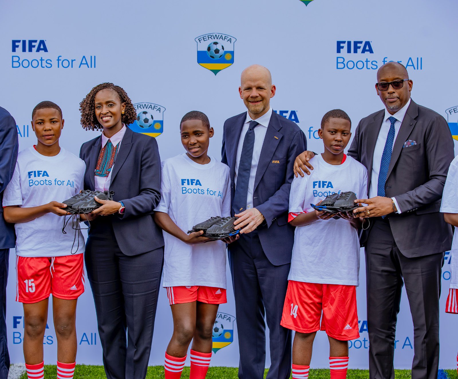 Abana bahawe inkweto zo gukinana binyuze mu mushinga wa FIFA Boots for All 
