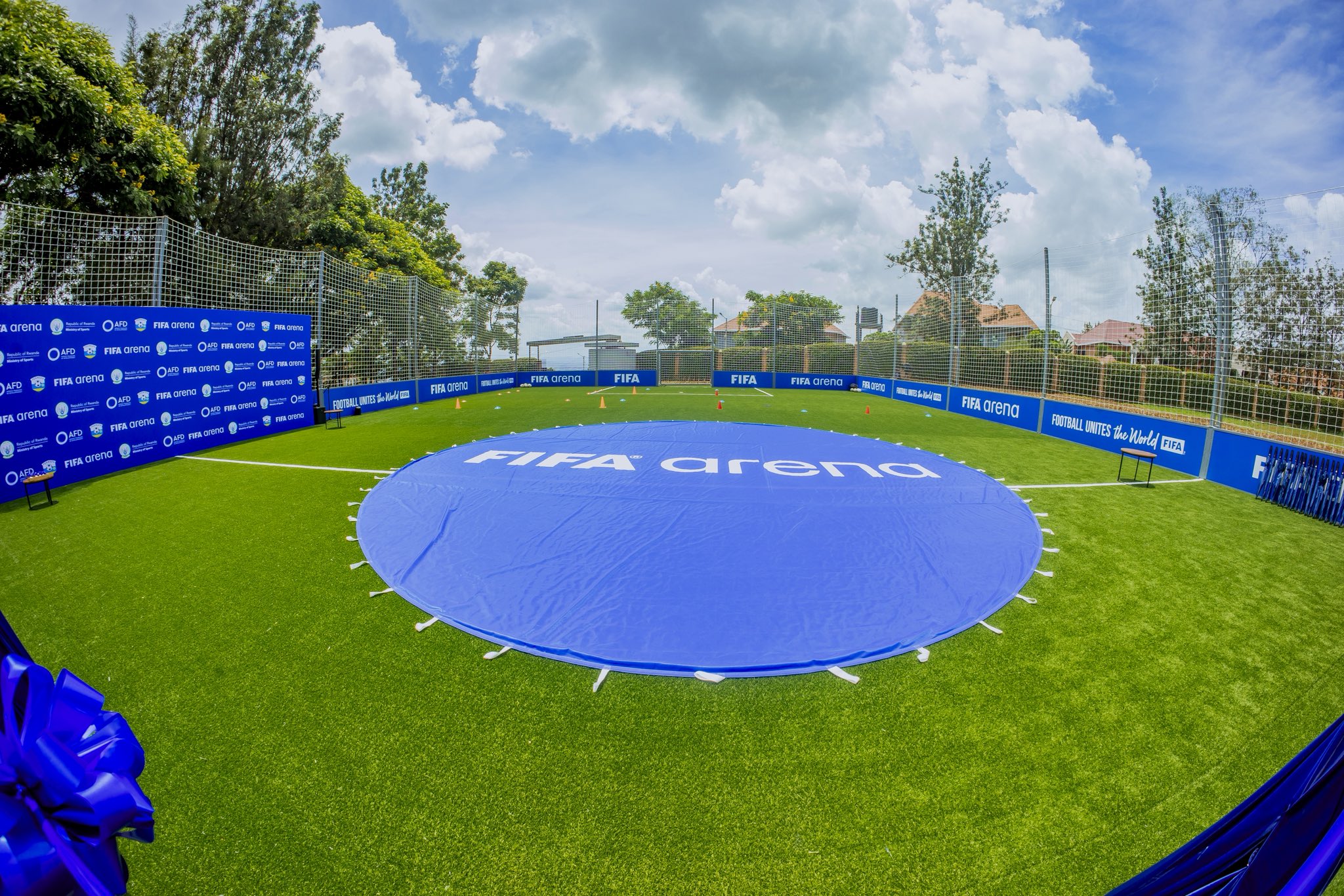 Ikibuga gito (Mini Pitch) giherereye ku Ishuri Ryisumbuye rya Kagarama mu Karere ka Kicukiro, ni kimwe mu bibuga icumi bito cyane Impuzamashyirahamwe y'Umupira w'Amaguru ku Isi yemereye u Rwanda mu mushinga wa FIFA Arena cyatashywe ku mugaragaro 