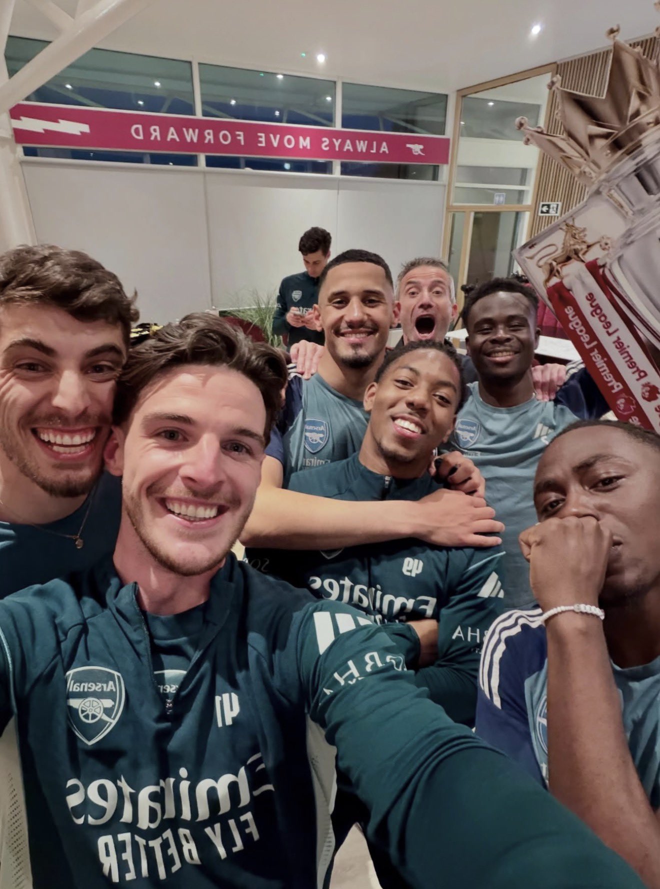 Ifoto ya mbere yafashwe n'abakinnyi ba Arsenal nyuma gurdwara igikombe mu ijoro ryo Kuri uyu wa Kabiri