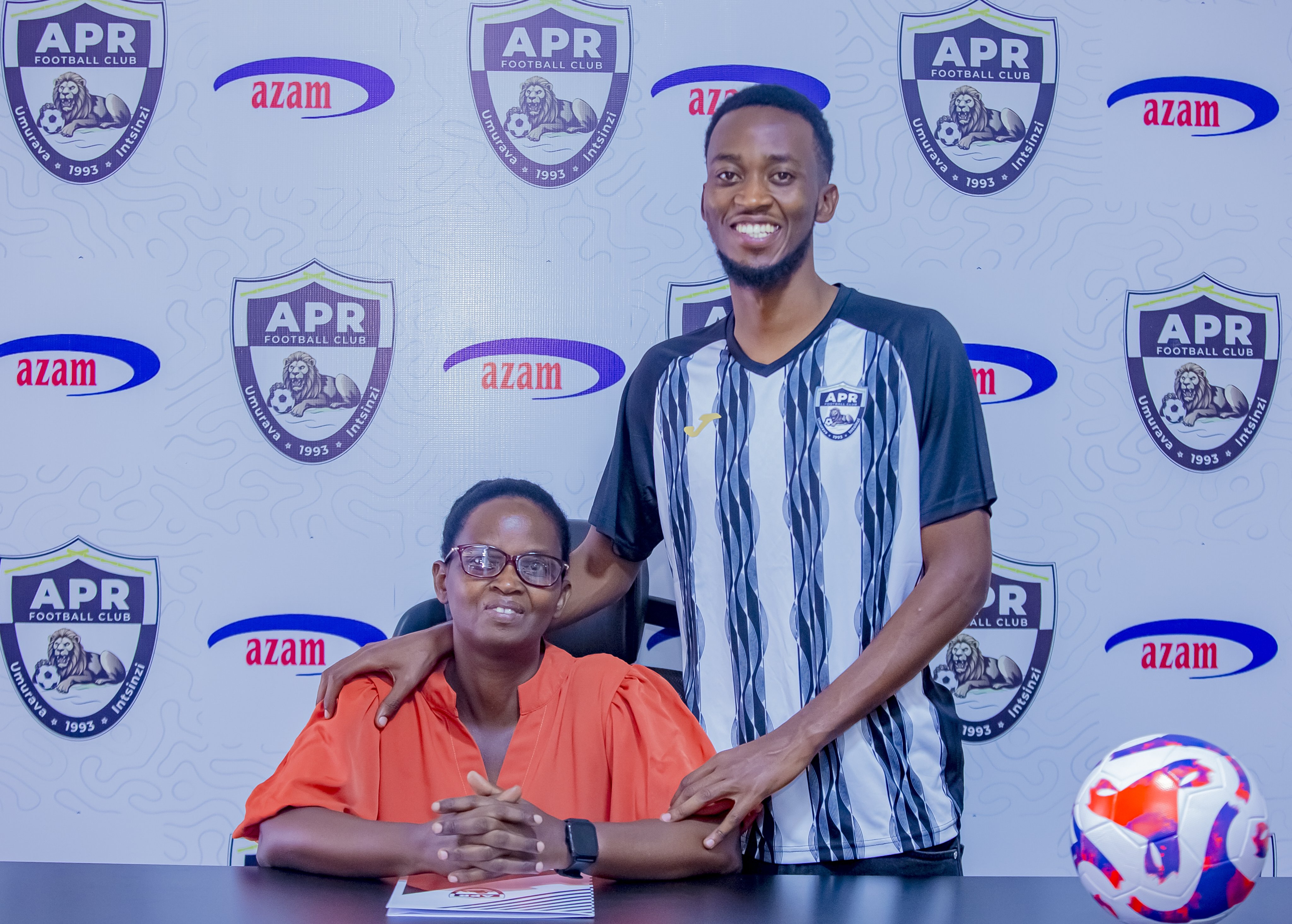 Ishimwe Christian yasinyiye APR FC agarutsemo, ari kumwe n'umubyeyi we