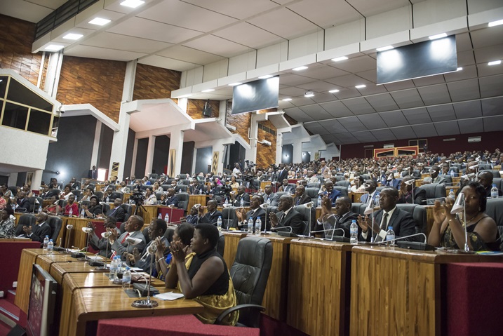 Perezida Kagame yari mu nteko mu muhango wo gusinyana n'abayobozi b'uturere imihigo ya 2015/2015.