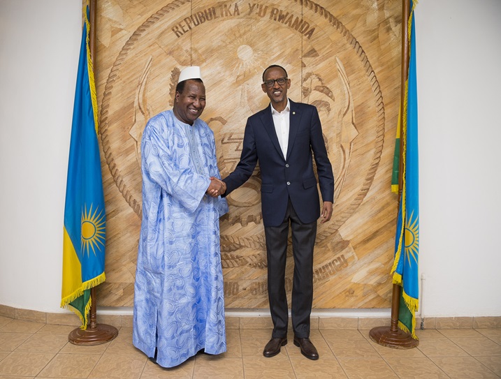 Perezida yakiriye Alpha Oumar Konare mu biro bye bagirana ibiganiro.