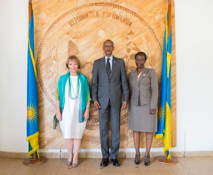 Ambasaderi Bibian Lucilla Jones uzahagararira Argentine nawe afata ifoto y'urwibutso na Perezida Kagame na Minisitiri Mushikiwabo.