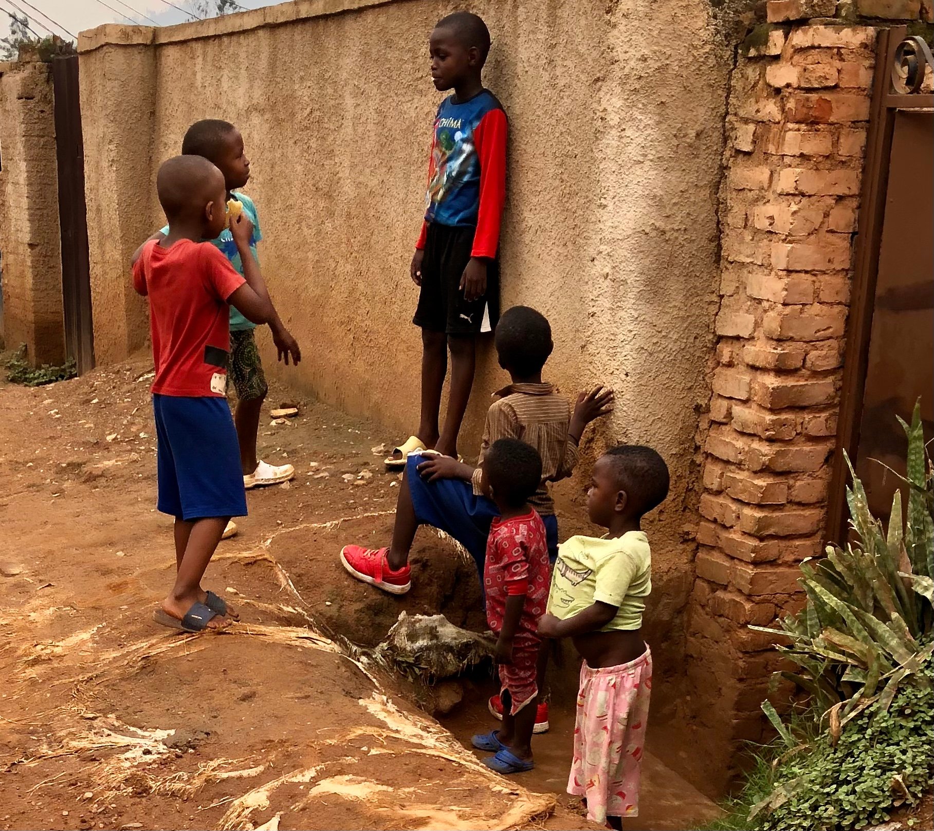 Abana bakinira mu muhanda nta dupfukamunwa bambaye bateye inkeke. 